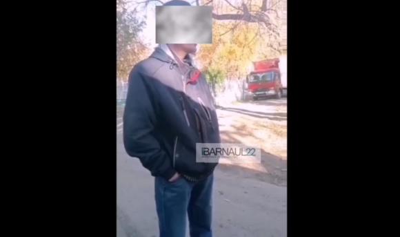 Странный мужчина с бородавками на лице пристает к детям в Барнауле